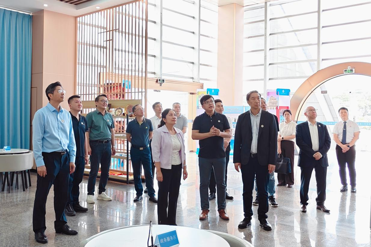梁红武到江门华侨华人服务中心调研